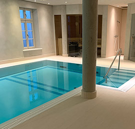Indoor Schwimmbad Naturstein Sylt, Kalkstein und Mosaik Bisazza