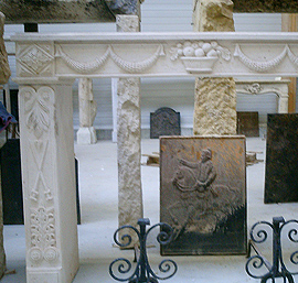 Antike Kalksteinkamine in unserem Showroom Hamburg