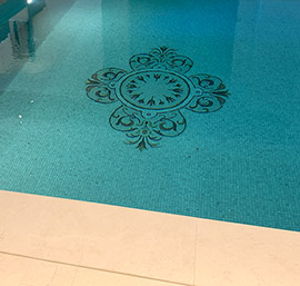 Schwimmbadbau Indoor Schwimmbad Französischer Kalkstein geschliffen mit Mosaik Bisazza